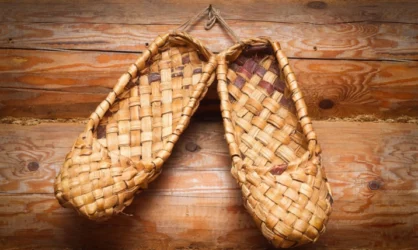 Лапти: традиционная крестьянская обувь и волшебное зелье