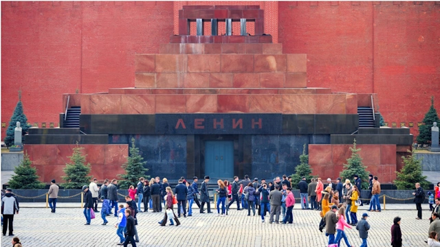 Почему люди стремятся посетить мавзолей Ленина